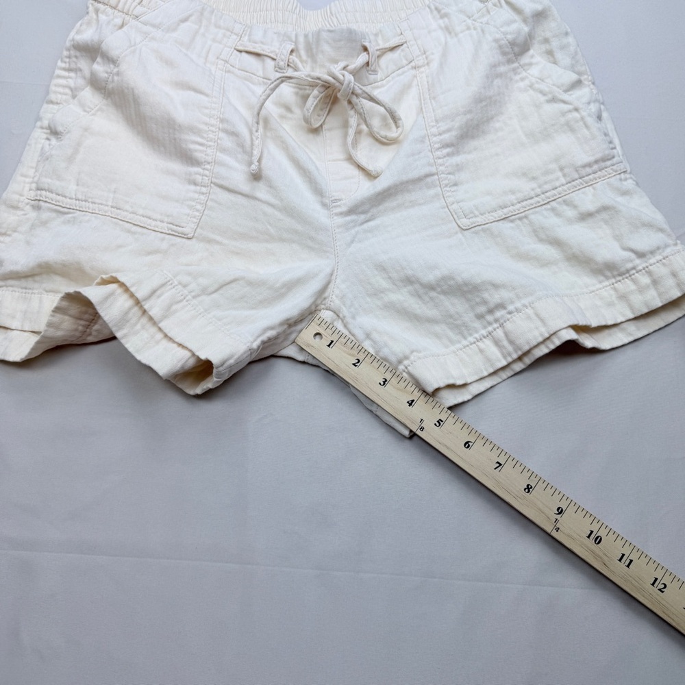 Old Navy Women's Cream Cargo Shorts - Picture 6 of 8